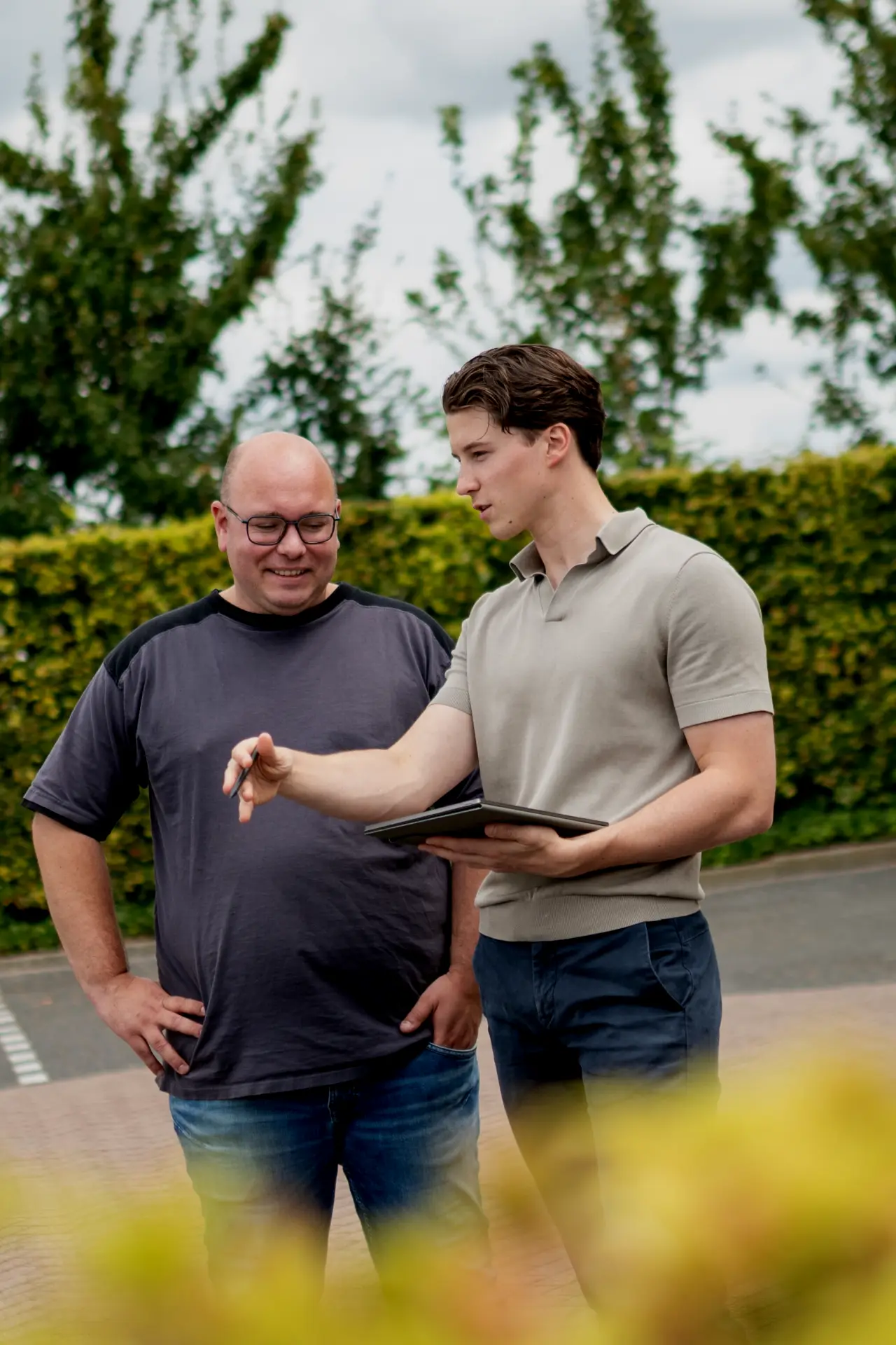 Adviseur van E-Charging bespreekt het laadplan met een bewoner bij een appartementencomplex